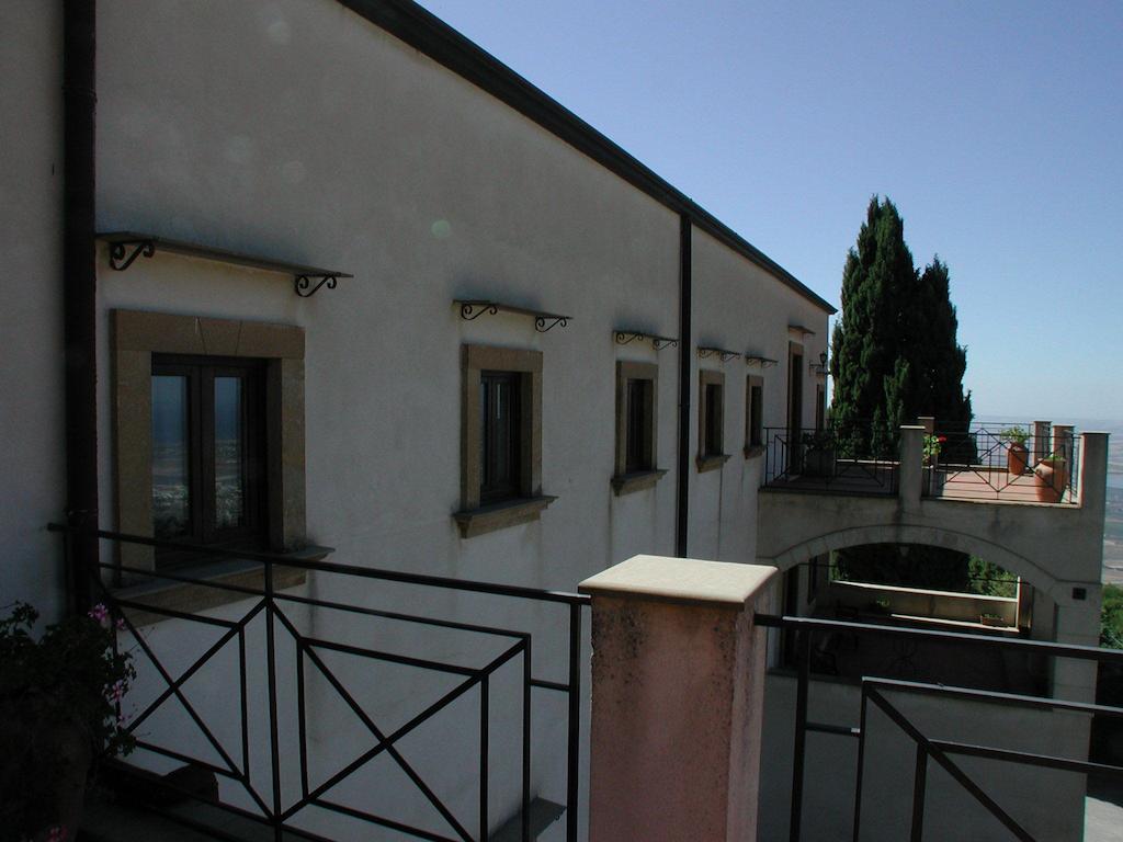 Eremo Hotel Casa Del Sorriso Ериче Екстериор снимка